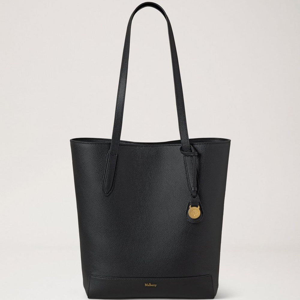 Mulberry A4 North South Shopper Small Classic Grain Black shows an elegant black shoulder bag in textured leather. Model HH9846205A100
