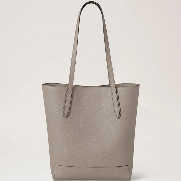 Mulberry A4 North South Shopper Small Classic Grain Cashmere Taupe shows an elegant shopper in taupe colored leather. Model HH9846205F924