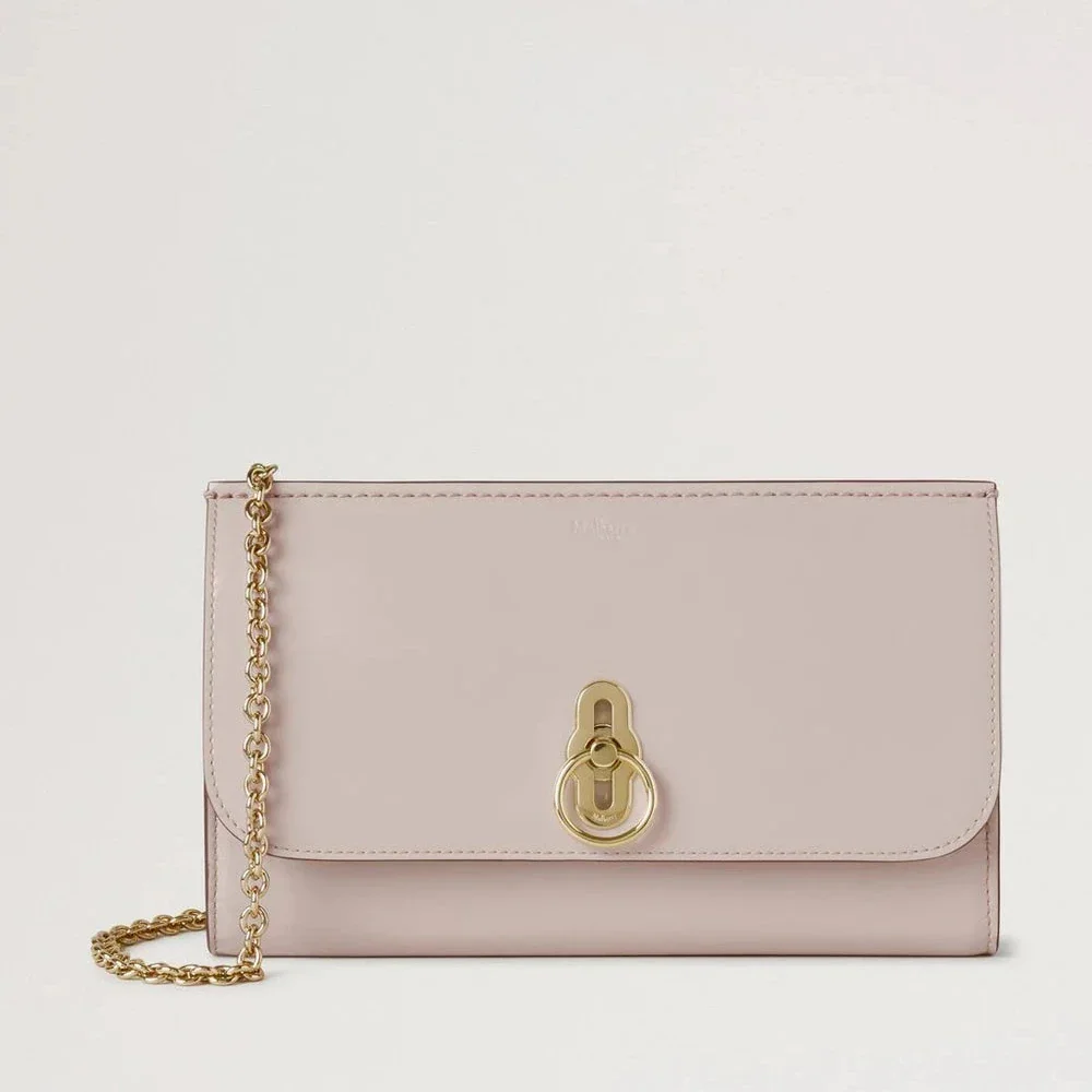 Mulberry Amberley Clutch Blossom Pink Soft Patent gives an elegant look with shiny pink leather and golden chain. Model RL8800710J002