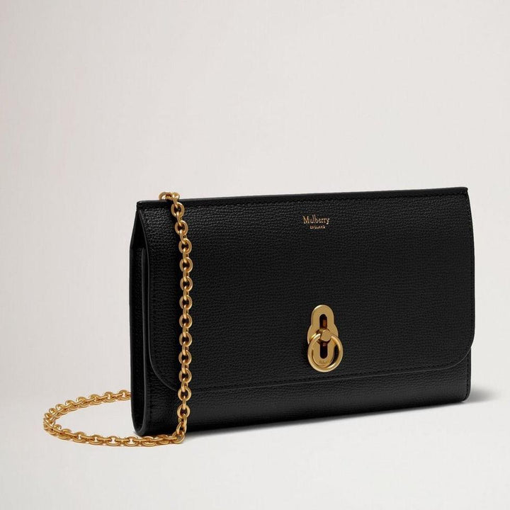 Mulberry Amberley Clutch Small Classic Grain Black shows an elegant black clutch in embossed leather with gold chain and clasp, Model rl6090205a100.