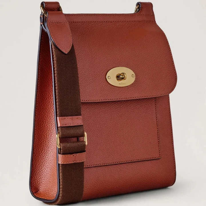 Mulberry Antony Rust Small Classic Grain shows brown leather crossbody bag with golden buckle. Model HH4645/205L190.