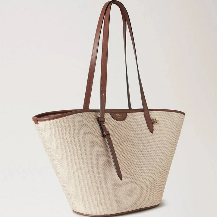 Mulberry Basket Tote Palma Leaf Oak shows a spacious wicker bag in natural palm leaf and brown leather. Model HH9796000G110.