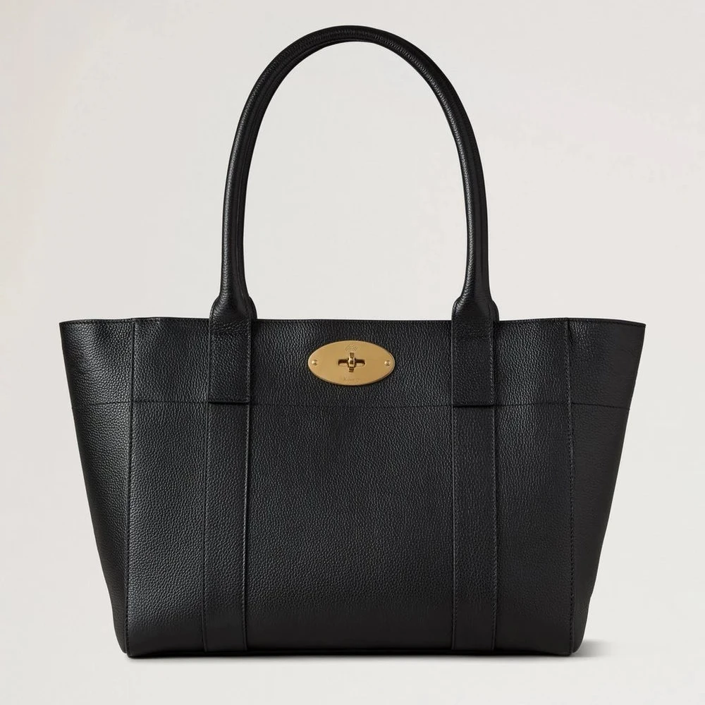 Mulberry Bayswater 9 to 5 Small Classic Grain Black showcases an elegant black leather bag with gold buckle. Model hh9831205a100