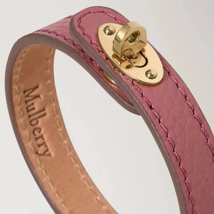 Mulberry Bayswater Thin Bracelet Pink Scrumpy in pink leather with golden metal buckle, detail. Model qb2390205j647-001.