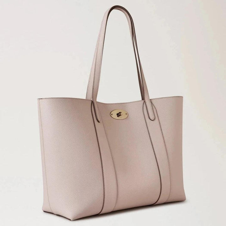 Mulberry Bayswater Tote Small Classic Grain Blossom Pink showcases a stylish pink leather bag with gold detailing. Model HH5727205J002