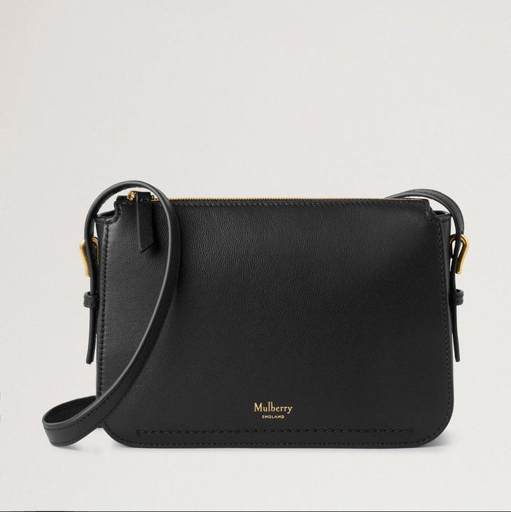 Mulberry Clovelly Pouch Micro Classic Grain Black showcases black leather clutch with golden details. Model RL8729587A100