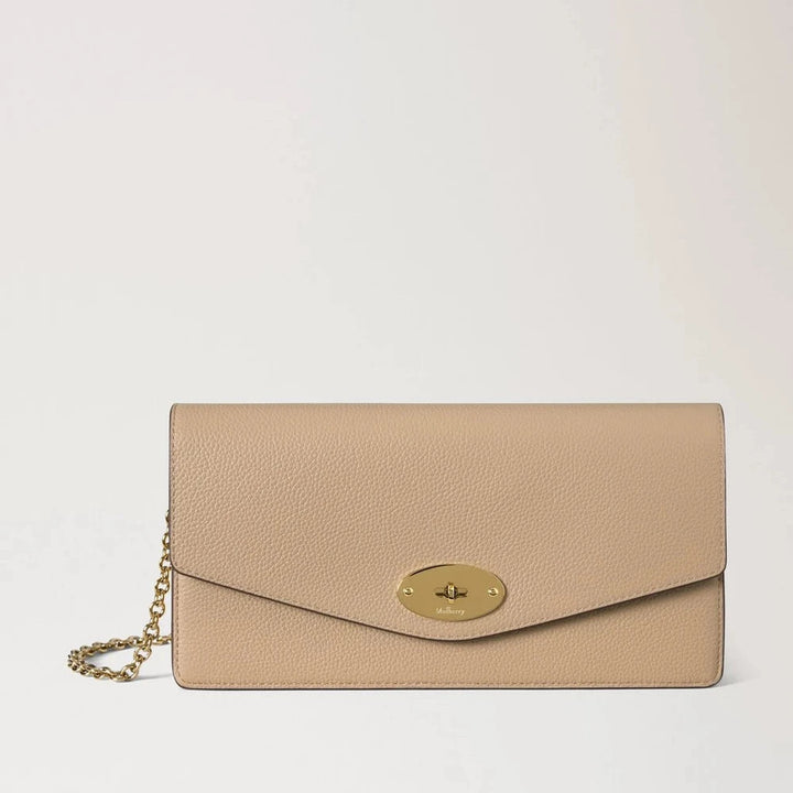 Mulberry Darley Clutch Crumpet Small Classic Grain showcases a beige clutch in embossed leather with a golden chain strap and shiny metal clasp. Model RL8971205W577.