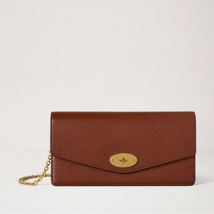 Mulberry Darley Clutch Small Classic Grain Oak shows a brown clutch in leather with gold chain and closure. Model RL9005552G110