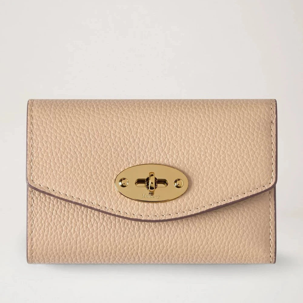 Mulberry Darley The Folded Multicard Wallet crumpet shows a folded wallet in light, embossed leather with a golden buckle. Model RL6665205W577