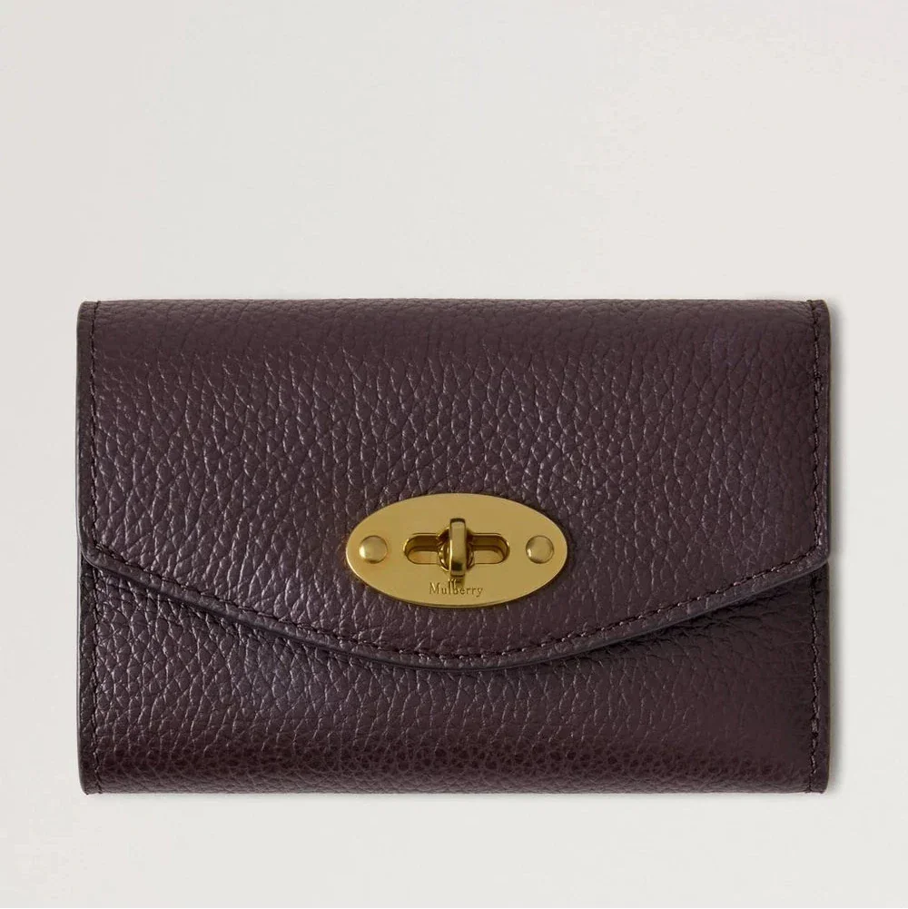 Mulberry Darley Folded Multicard Wallet Small Classic Grain Ebony shows a small brown wallet in embossed leather with a golden twist lock. Model RL6665205A110
