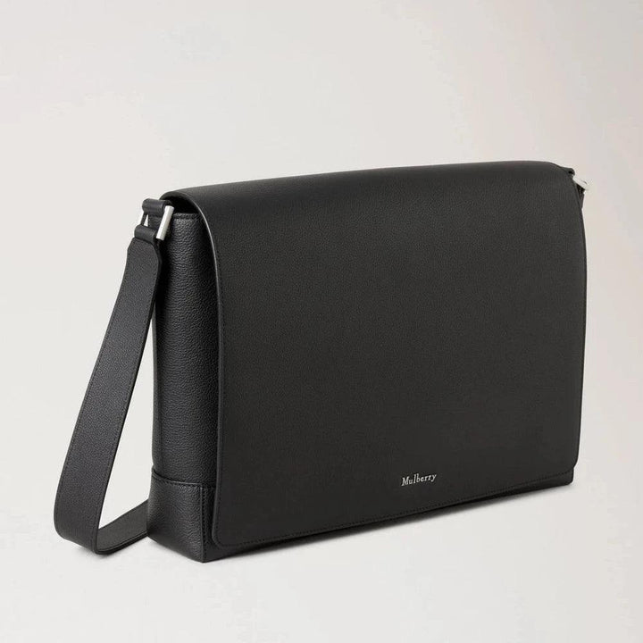 Mulberry Farringdon Messenger Black Small Pebble Grain shows a black leather shoulder bag with adjustable strap. Model hh9505645a100