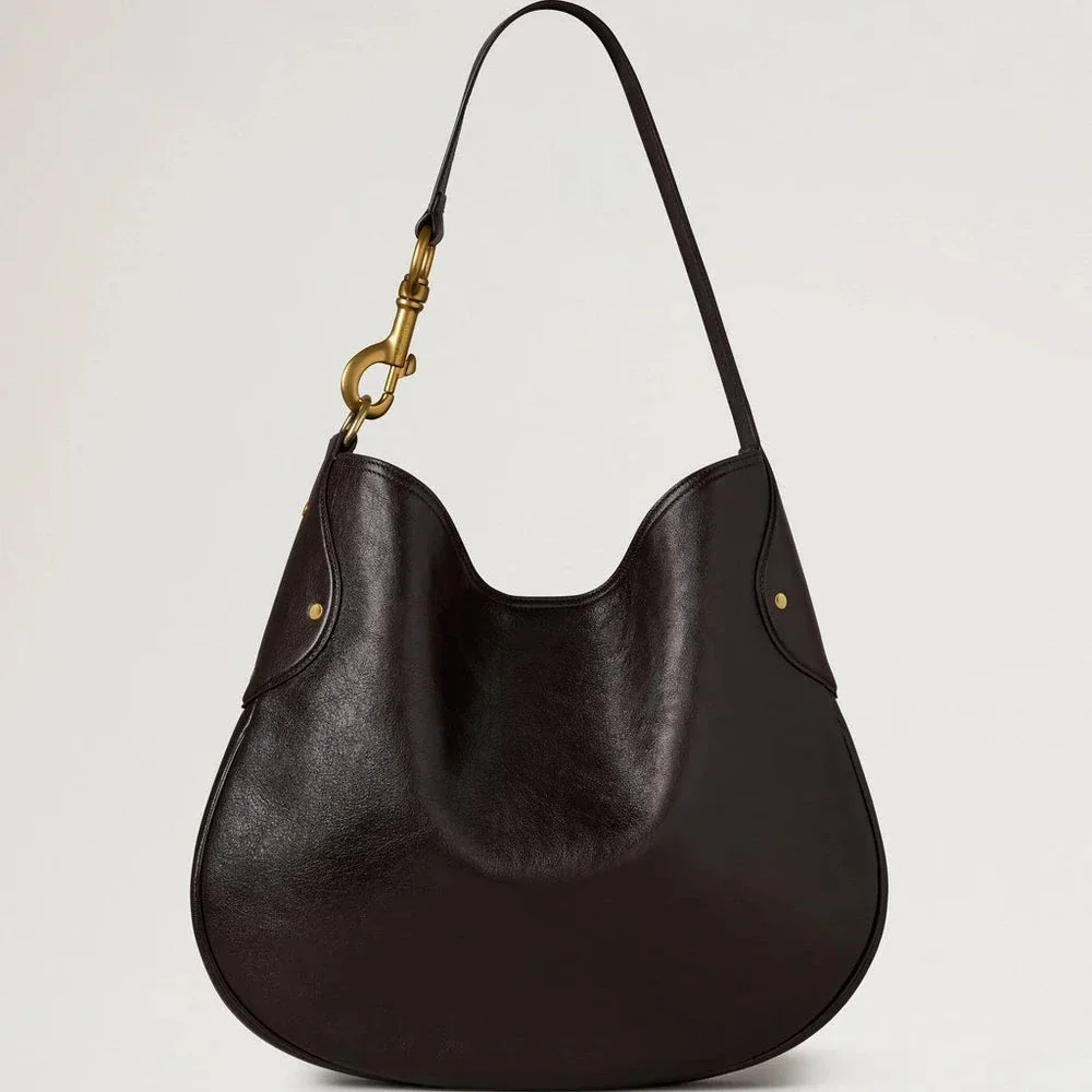 Mulberry Hackney Shoulder Bag Ebony Shiny Buffalo showcases an elegant dark shoulder bag in glossy leather with golden details. Model hh9963726a110