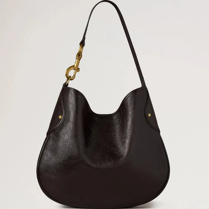 Mulberry Hackney Shoulder Bag Ebony Shiny Buffalo showcases an elegant dark shoulder bag in glossy leather with golden details. Model hh9963726a110
