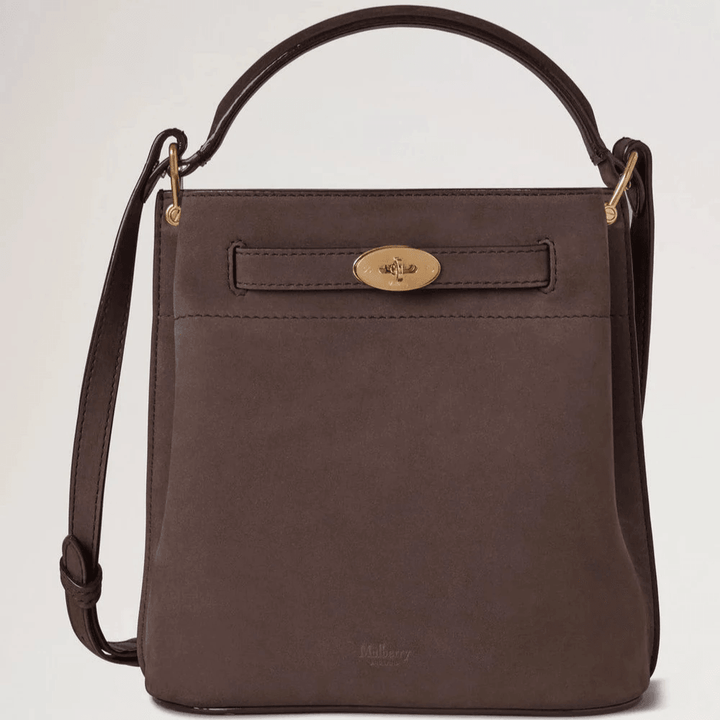 Mulberry Islington Bucket Nubuck Ebony shows brown shoulder bag in nubuck with golden details. Model HH9567687A110.