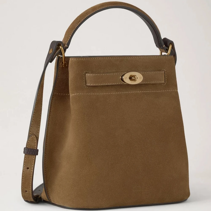 Mulberry Islington Bucket Salcombe Sand Suede shows crossbody bag in sand colored suede with golden details. Model HH9884047P705.