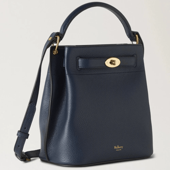 Mulberry Islington Bucket Small Classic Grain Night Sky showcases an elegant dark blue leather bag with golden details. Model hh9390205u888.