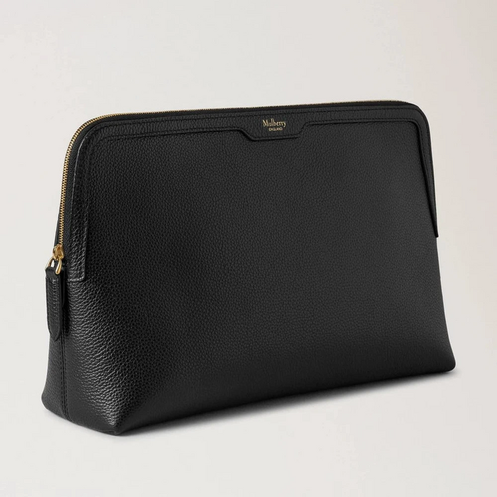 Mulberry Large Cosmetic Pouch Black Small Classic Grain shows large black cosmetic pouch in leather with gold zipper. Model RL8790205A100.