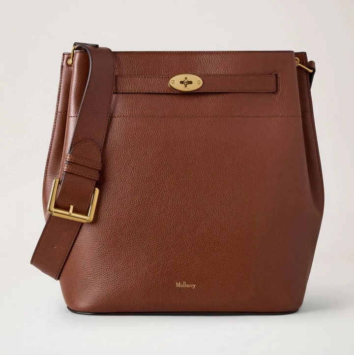 Mulberry Large Islington Bucket Small Classic Grain Two Tone Oak shows a spacious brown leather bag with adjustable shoulder strap, Model HH9826552G110.