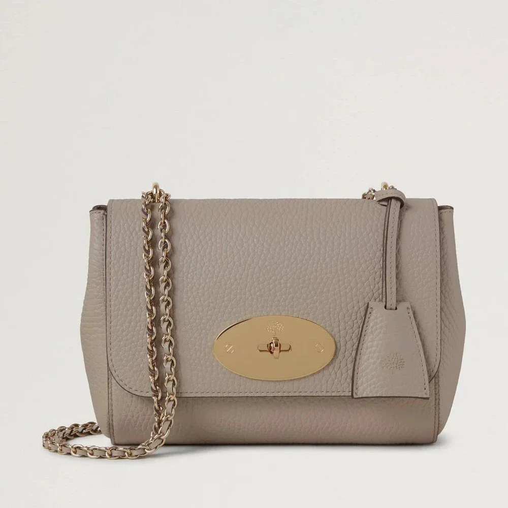 Mulberry Lily Cashmere Taupe Heavy Grain shoulder bag in taupe leather with golden chain and front buckle. Model HH6950736F924