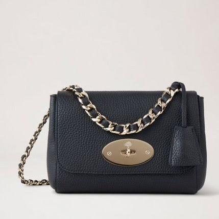 Mulberry Lily Top Handle Heavy Grain Black shows a black heavy grain leather shoulder bag with gold chain. Model HH6640736A100.