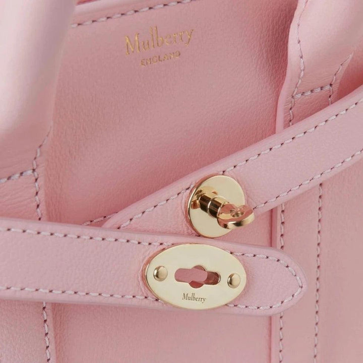 Mulberry Micro Zipped Bayswater Micro Classic Grain Powder Rose detail image of pink leather and golden metal buckle, model RL8237587J999