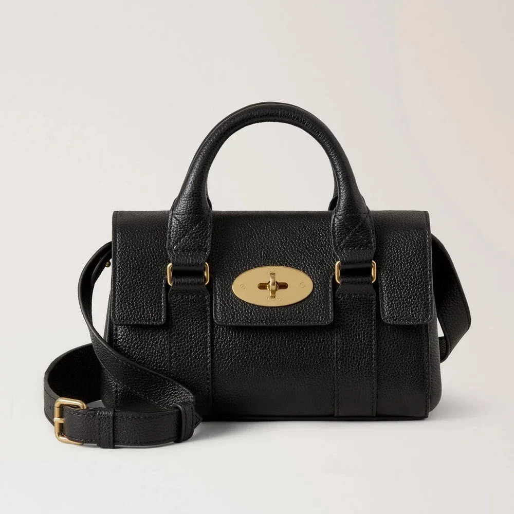 Mulberry Mini Heritage Bayswater Small Classic Grain Black shows an elegant black handbag in embossed leather with a golden buckle. Model RL8928205A100.