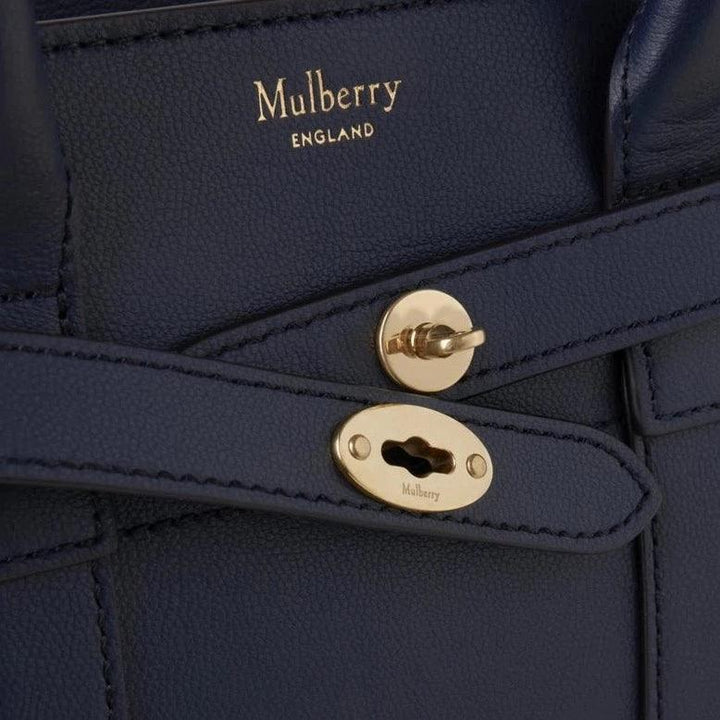Mulberry Mini Zipped Bayswater Night Skye detail of dark blue leather bag with gold-colored clasp, Model HH9089587U888
