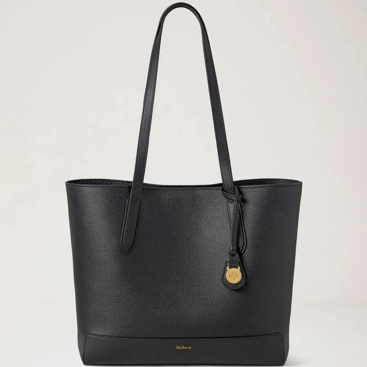 Mulberry Shopper Black Small Classic Grain in black leather with long handle and golden pendant. Model HH9833205A100