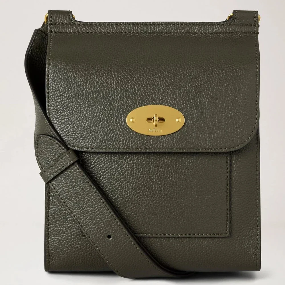 Mulberry Small Antony in juniper green leather with gold-colored buckle, seen from the front. Model HH9365205Q749