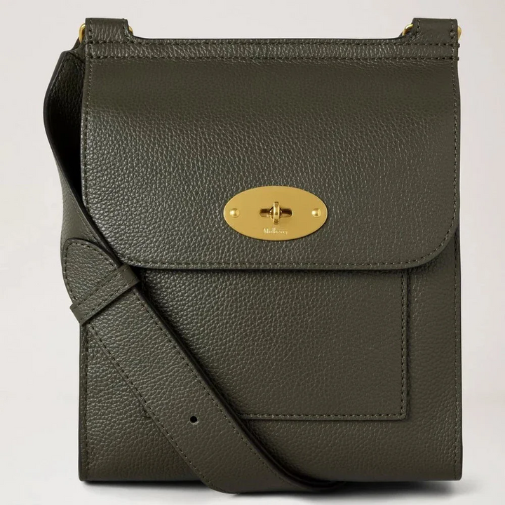 Mulberry Small Antony in juniper green leather with gold-colored buckle, seen from the front. Model HH9365205Q749