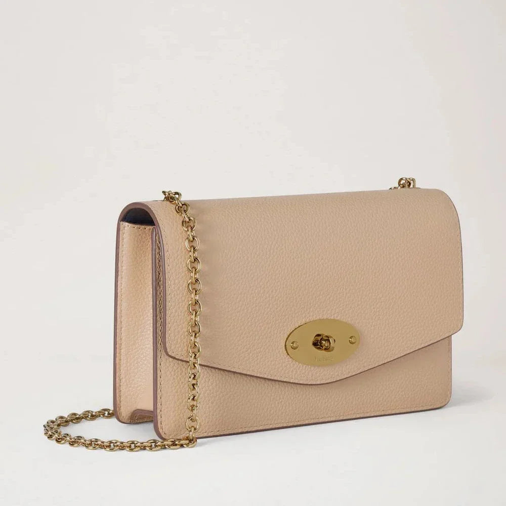 Mulberry Small Darley Crumpet Small Classic Grain shows a light beige leather shoulder bag with gold chain and classic closure. Model RL7791205W577.