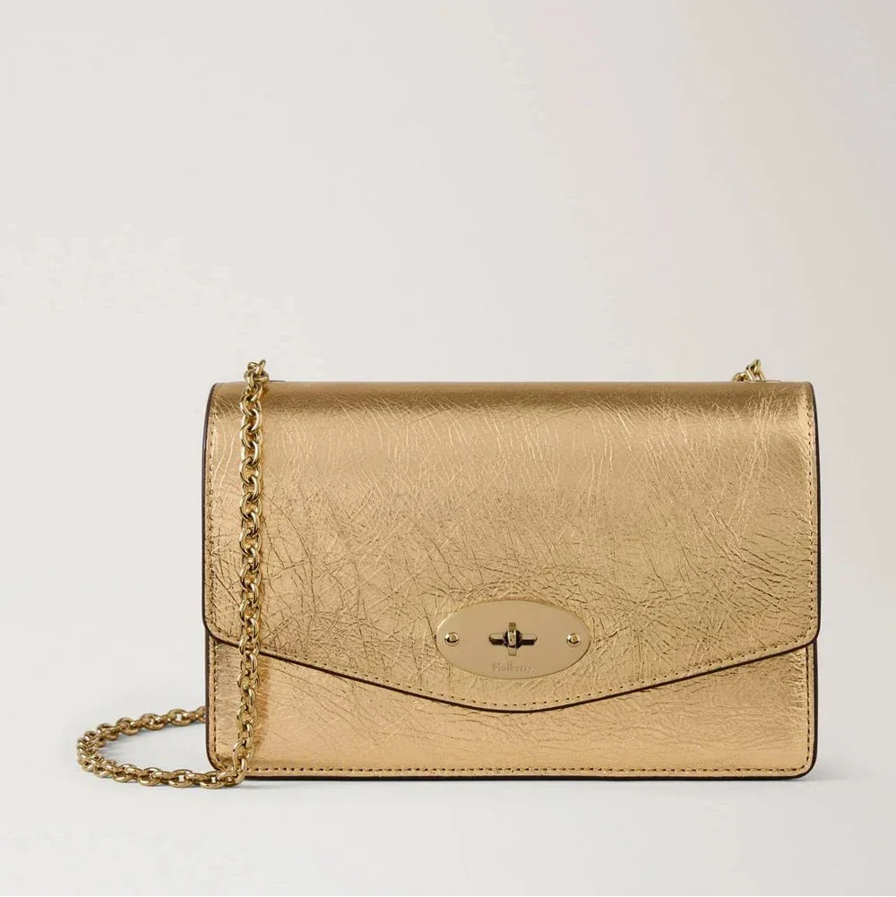Mulberry Small Darley Grainy Metallic Somerset Gold showcases an elegant shoulder bag in metallic golden leather with a chain strap. Model RL9015757Z098.