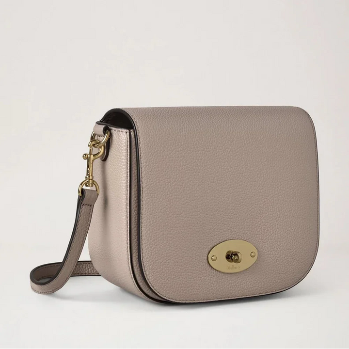 Mulberry Small Darley Satchel Small Classic Grain Cashmere Taupe, crossbody in taupe colored leather with golden buckle. Model RL4957/205F924