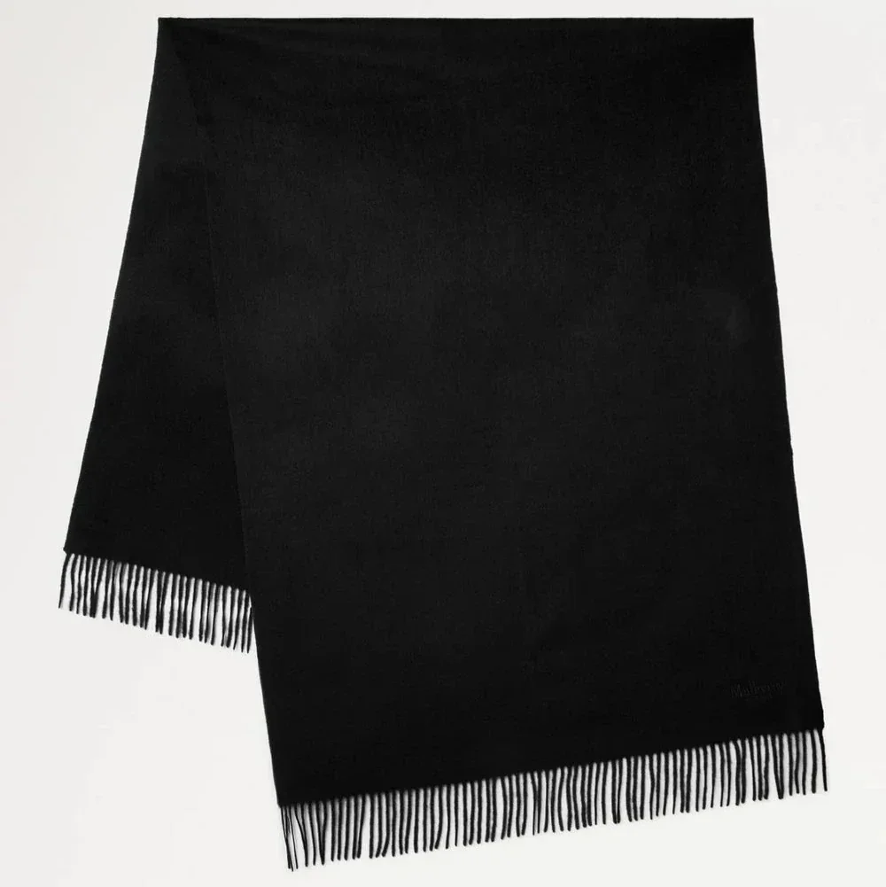 Mulberry Solid Merino Whool Scarf Black shows a black merino wool scarf with fine fringes. Model VS4240947A100.