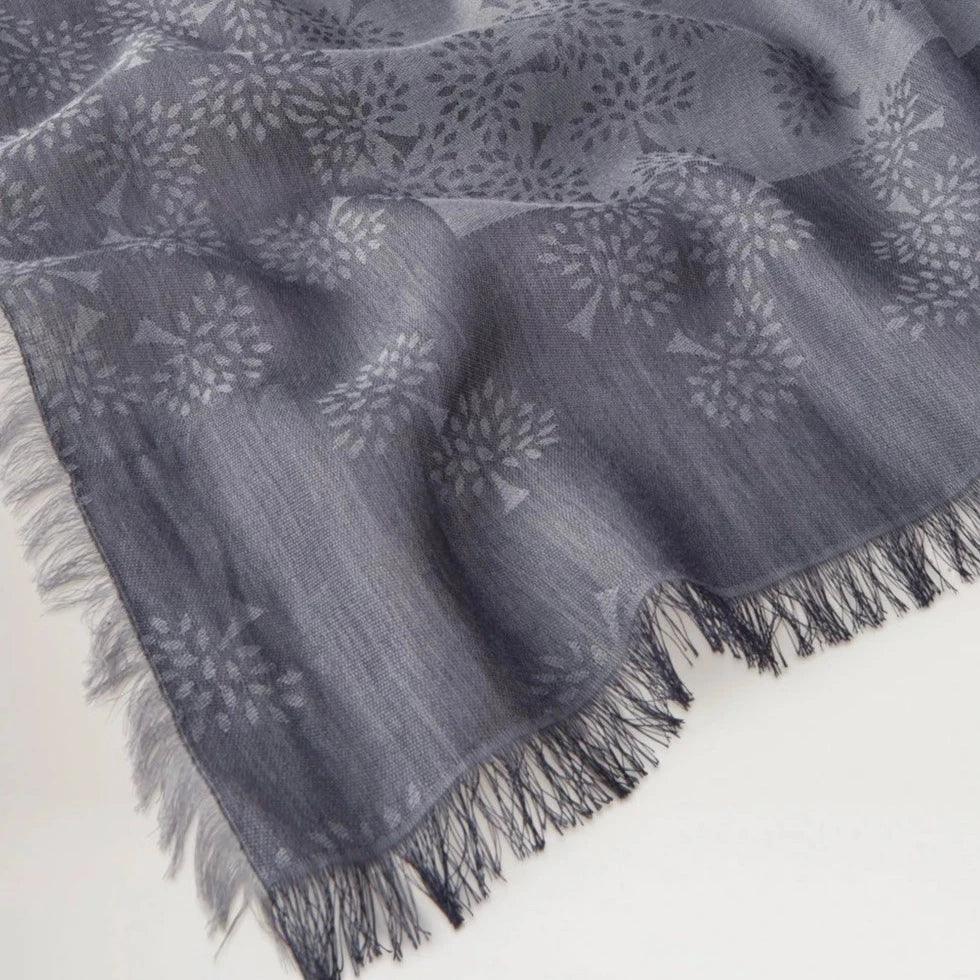 Mulberry Tamara Square Charcoal 140cm scarf in dark gray with fringes and discreet wood pattern. Model VS4637705C110