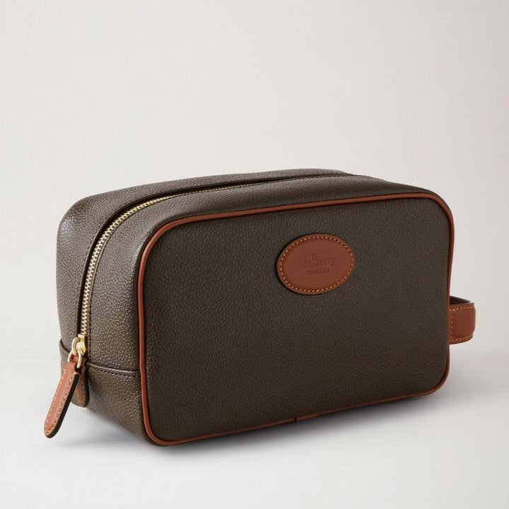 Mulberry Wash Case Eco Scotchgrain Molecognac shows brown toiletry bag in textured material with leather details, Model RL7430127Q330.
