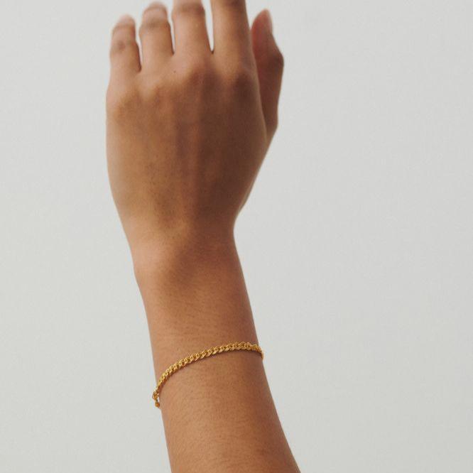 Pernille Corydon Ellie Gilded Bracelet shown on hand, elegant chain in golden look. Model B-726-GP