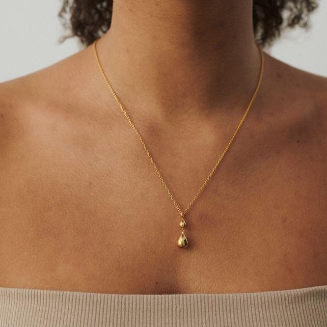 Pernille Corydon Rain gold plated necklace with pendant shown on model, elegant drop pendant in gold. Model N-304-GP
