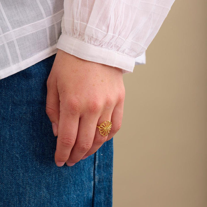 Pernille Corydon Small Bellis ring i forgyldt sølv, blomstermotiv, forside, model: 59369