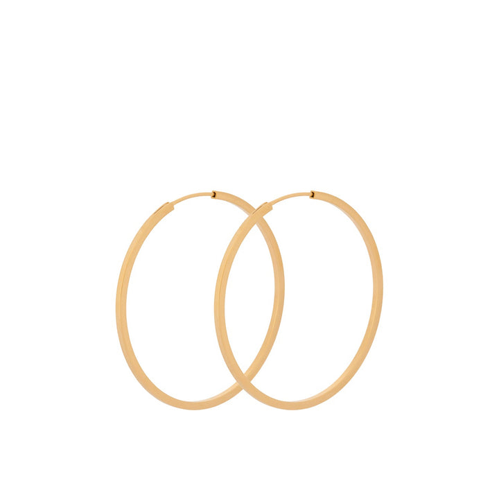 Pernille Corydon Small Orbit Hoops Gold Plated showcases a pair of simple round earrings in a glossy gold finish. Model E-052-GP