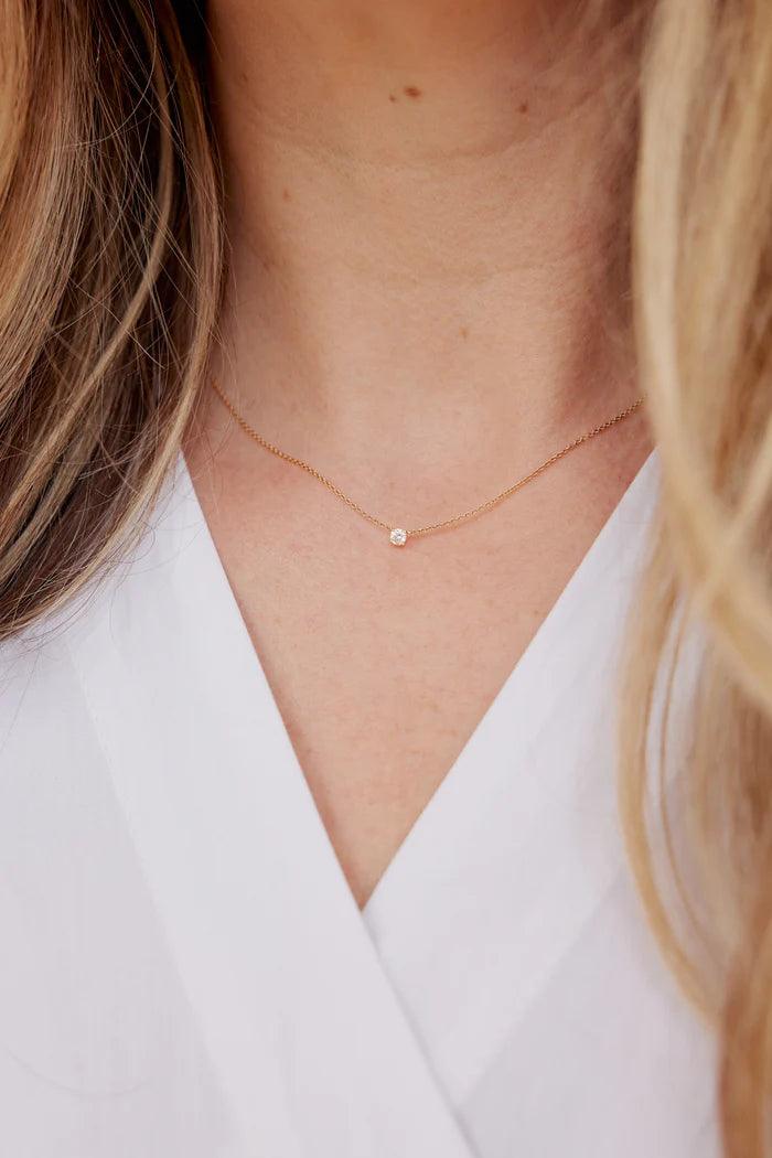 ro copenhagen floating diamond 0.103 emily salomon necklace in gold on model, elegant and simple style. Model N110Y102-001