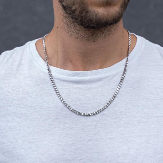 Son of Noa men's necklace in silver-coloured steel, classic chain, worn by man in white t-shirt. Model 80931002760.