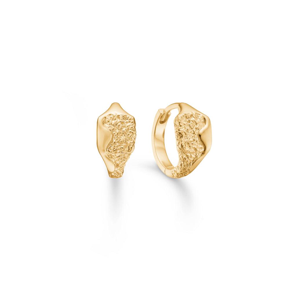 Studio Z Edge gold-plated creoles with a unique, raw surface in golden metal. Model 7210891.