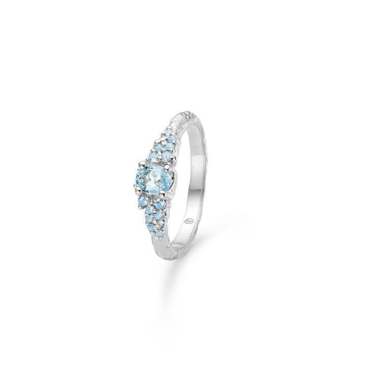 studio-z-fragments-solv-ring-m-bla-zirkonia shows a silver ring with light blue zirconia, stylishly placed in a single product photo, Model7147861-001-1.