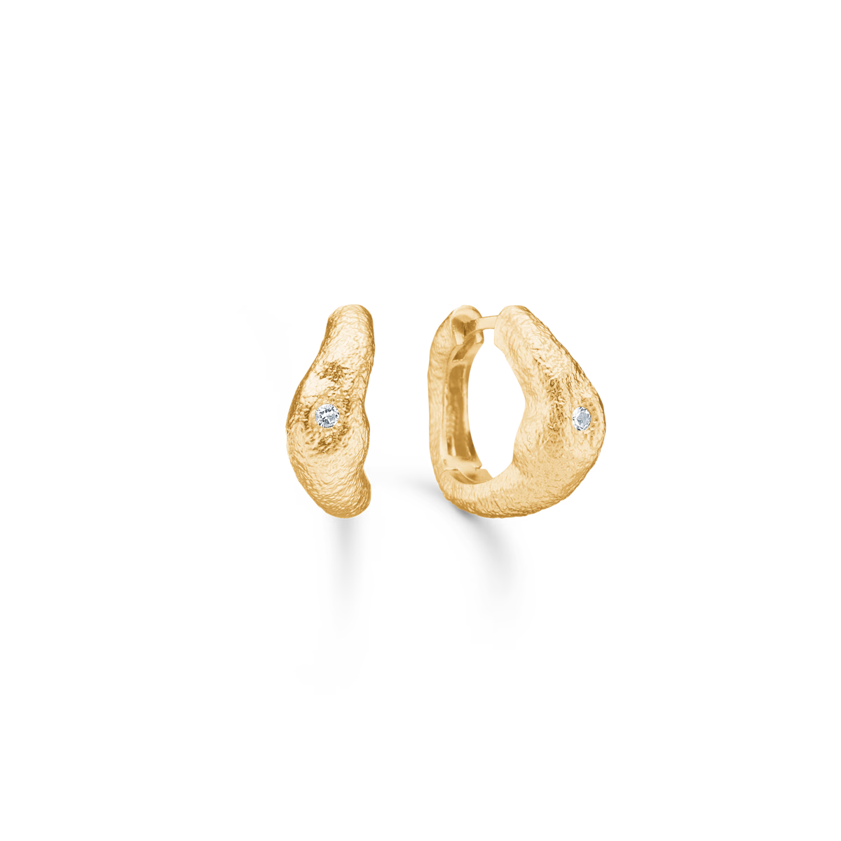 Studio Z Lumi Creol in gold-plated silver with structured surface and small clear stone, Model 7217940-1.