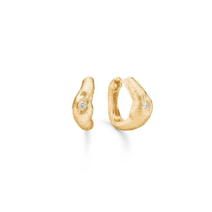 Studio Z Lumi Creol in gold-plated silver with structured surface and small clear stone, Model 7217940-1.