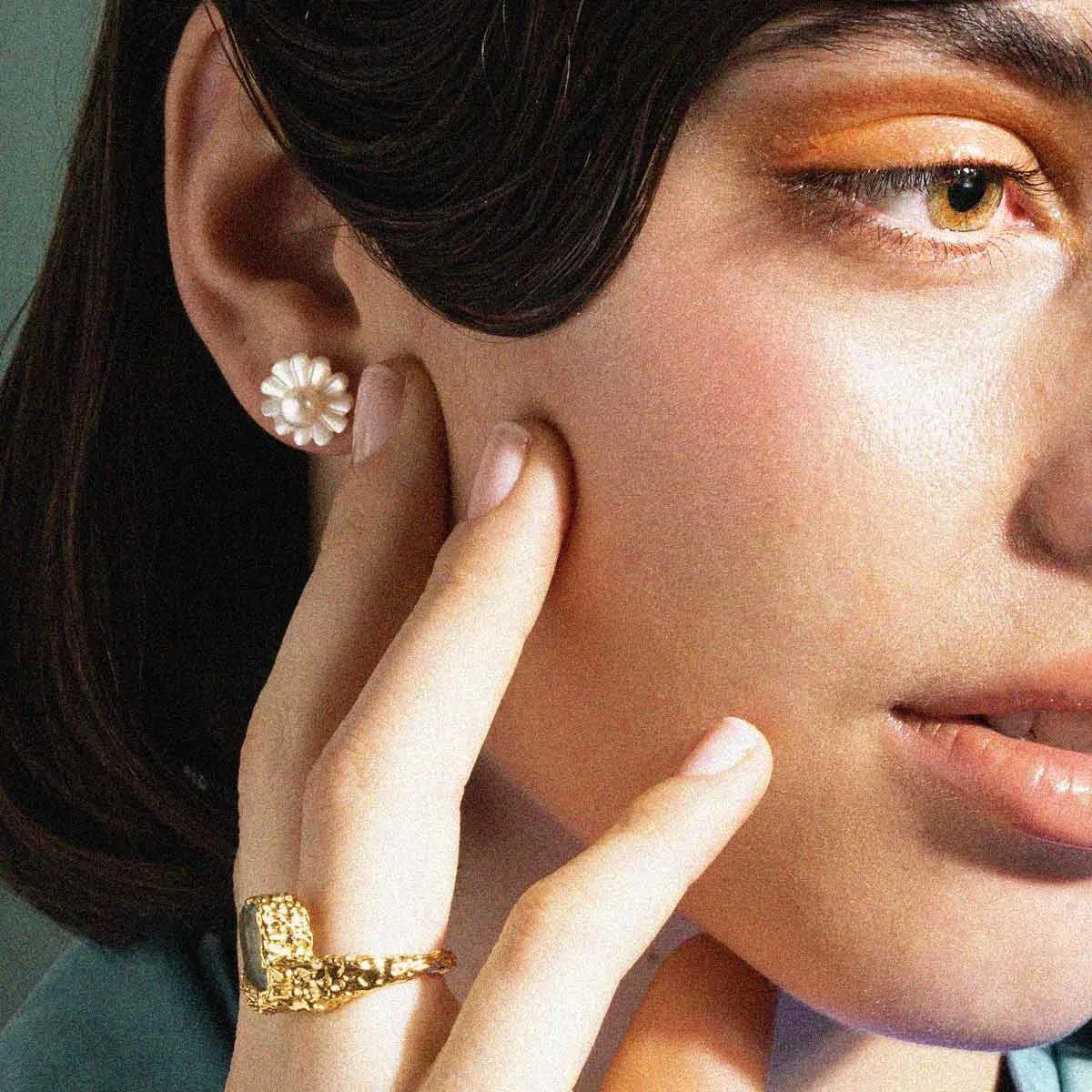 Vincent Venus Daydream Dot Pearl Earrings Gold plated appears worn, pearl flower design in the ear. Model VJ106-UEG-1.