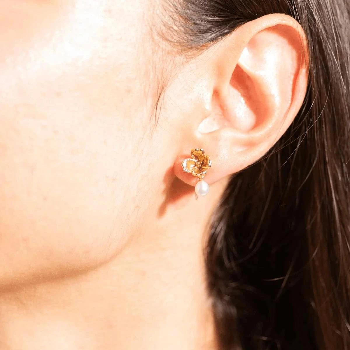 vincent venus fleur wide earrings gold-plated with freshwater pearl worn in the ear, detail with pearl and gold flower. Model VJ248-UEG-1
