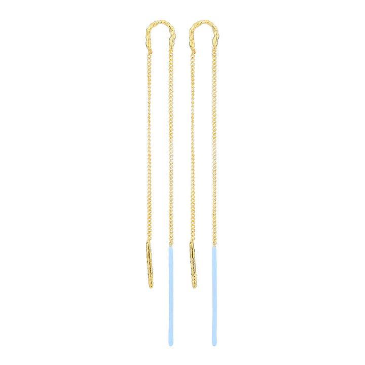 Wioga Cinna Earrings in gold-plated silver with long, thin chains and light blue details. Model E-8435-GP