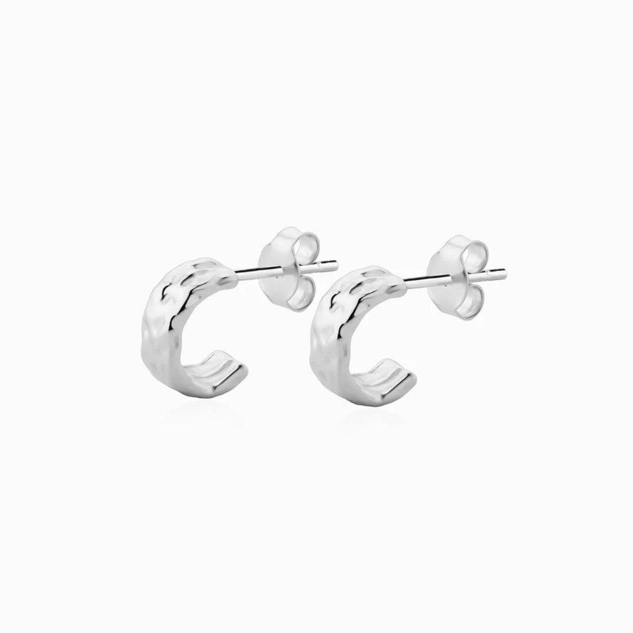 Wioga Fenja Hoop in silver shows a set of small, hammered hoops with a glossy surface. Model 8710-S-1